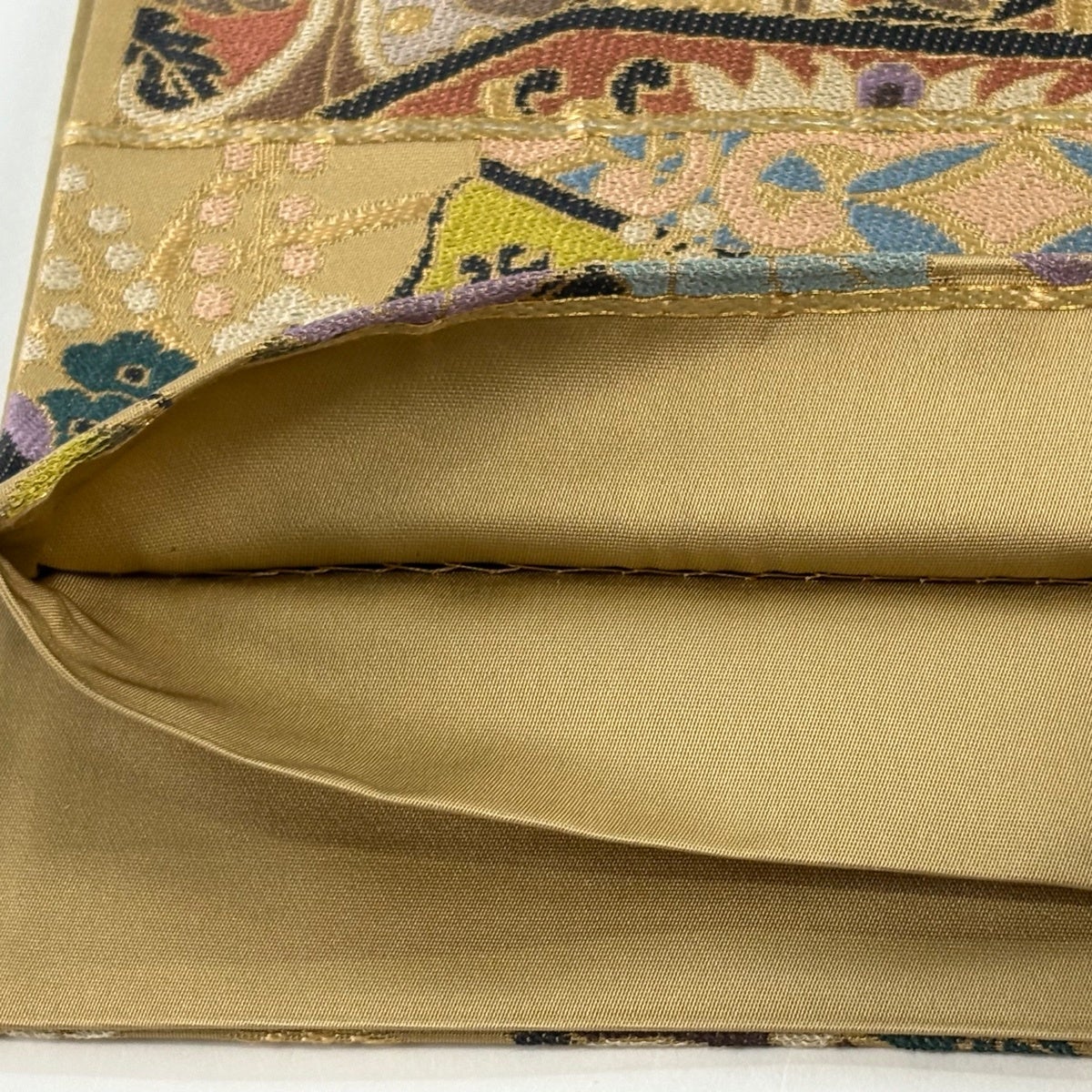 美品】 袋帯 逸品 白綾苑大庭 落款あり 貝桶 草花 金糸 薄茶色 六通
