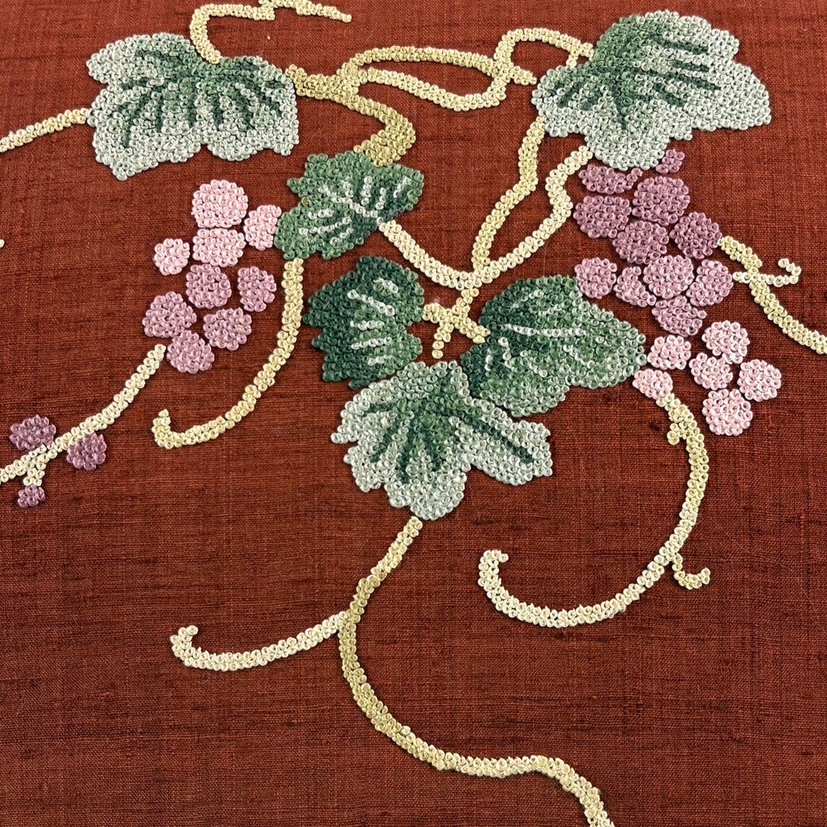 美品】 名古屋帯 秀品 紬地 葡萄 相良刺繍 茜色 正絹|中古 美品】 名古屋帯 秀品 紬地 葡萄 相良刺繍 茜色 正絹|中古