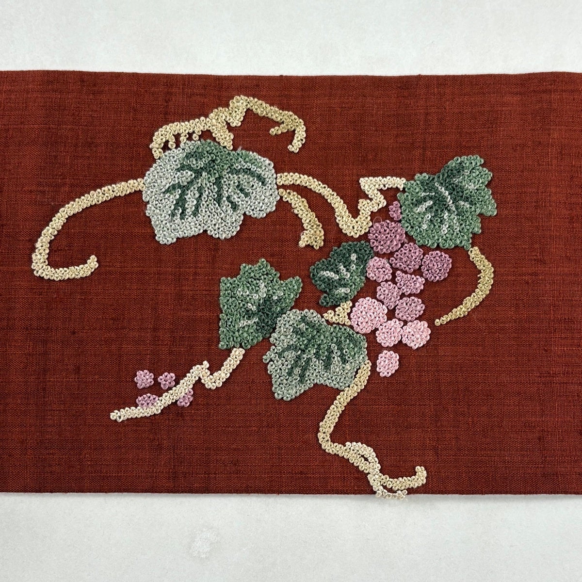 美品】 名古屋帯 秀品 紬地 葡萄 相良刺繍 茜色 正絹|中古 美品】 名古屋帯 秀品 紬地 葡萄 相良刺繍 茜色 正絹|中古