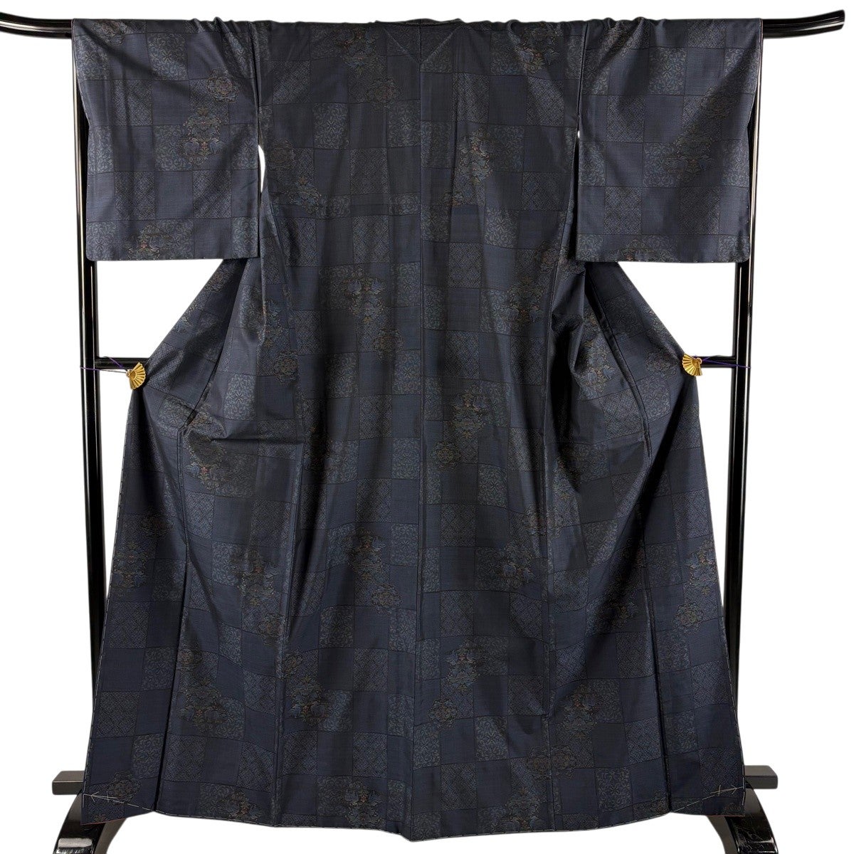 美品】 紬 身丈162.5cm 裄丈67cm M 袷 バチ衿 薔薇 墨色 正絹 秀品