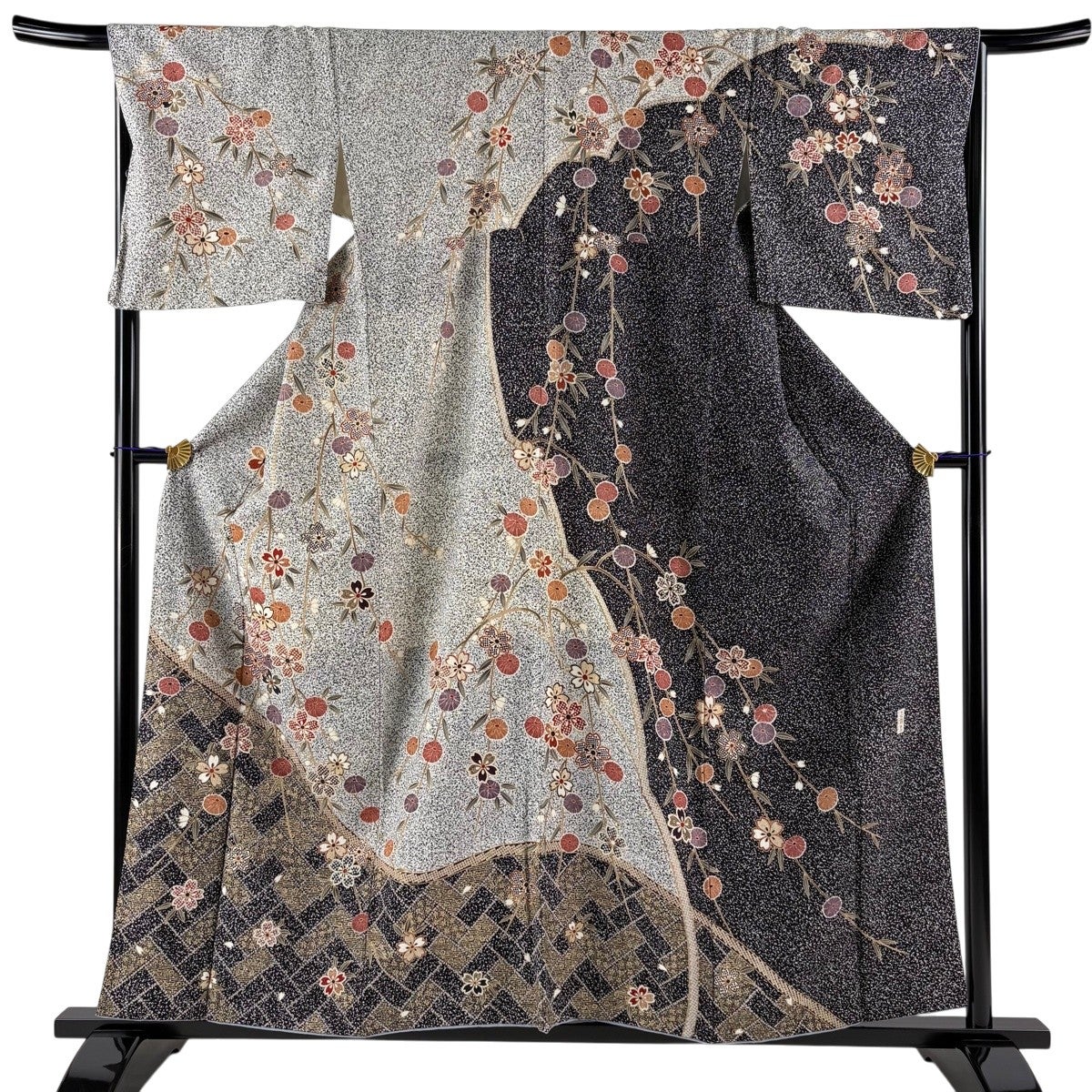 D538 振袖　枝垂れ桜　金彩　黒地　正絹　着物　袷　美品 訪問着 身丈157cm 裄丈66cm M 袷 枝垂れ桜 草花 金彩 染め分け 黒灰