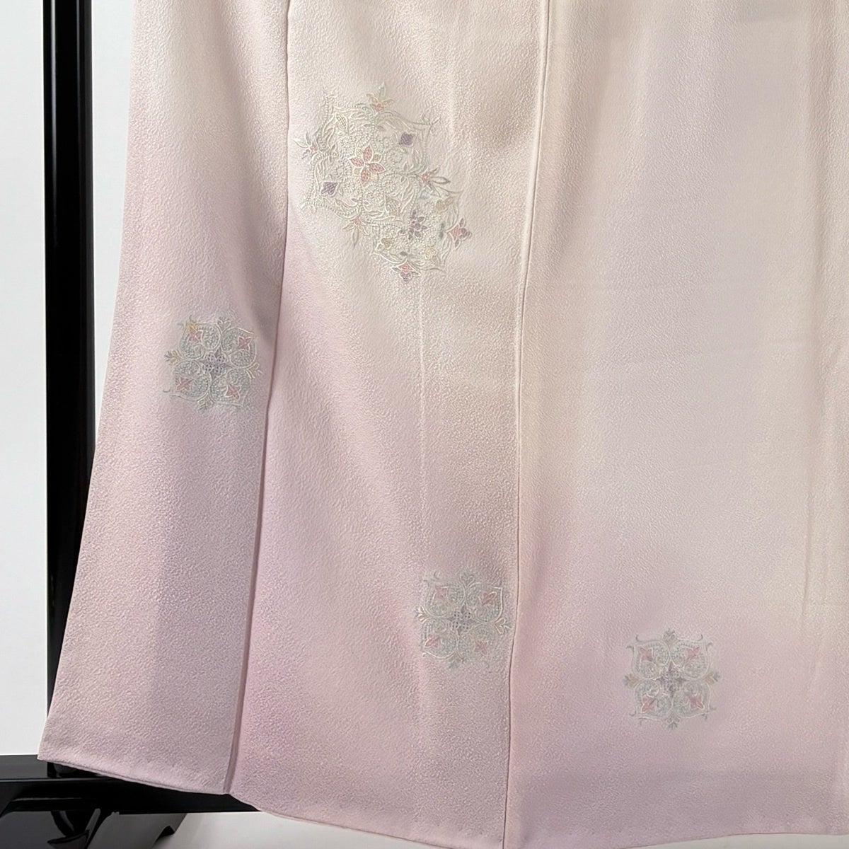 付下げ 身丈160cm 裄丈63.5cm S 袷 華文 刺繍 ぼかし 薄ピンク 正絹 秀