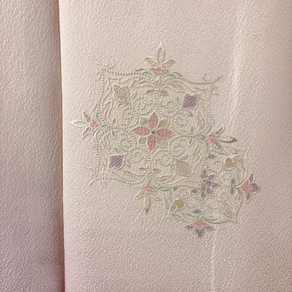 付下げ 身丈160cm 裄丈63.5cm S 袷 華文 刺繍 ぼかし 薄ピンク 正絹 秀