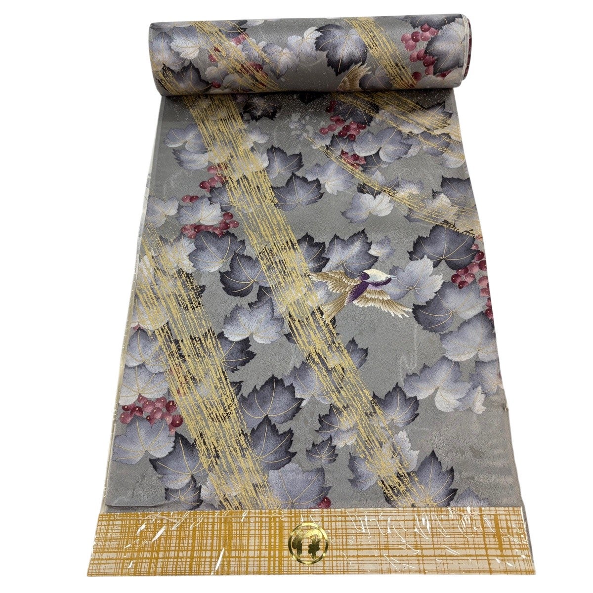 水柿〜灰色ぼかし 芝草と梅花模様の着物 反物 秀品 付下げ 草花 花筏 金彩 ぼかし 薄緑 正絹｜中古・古着