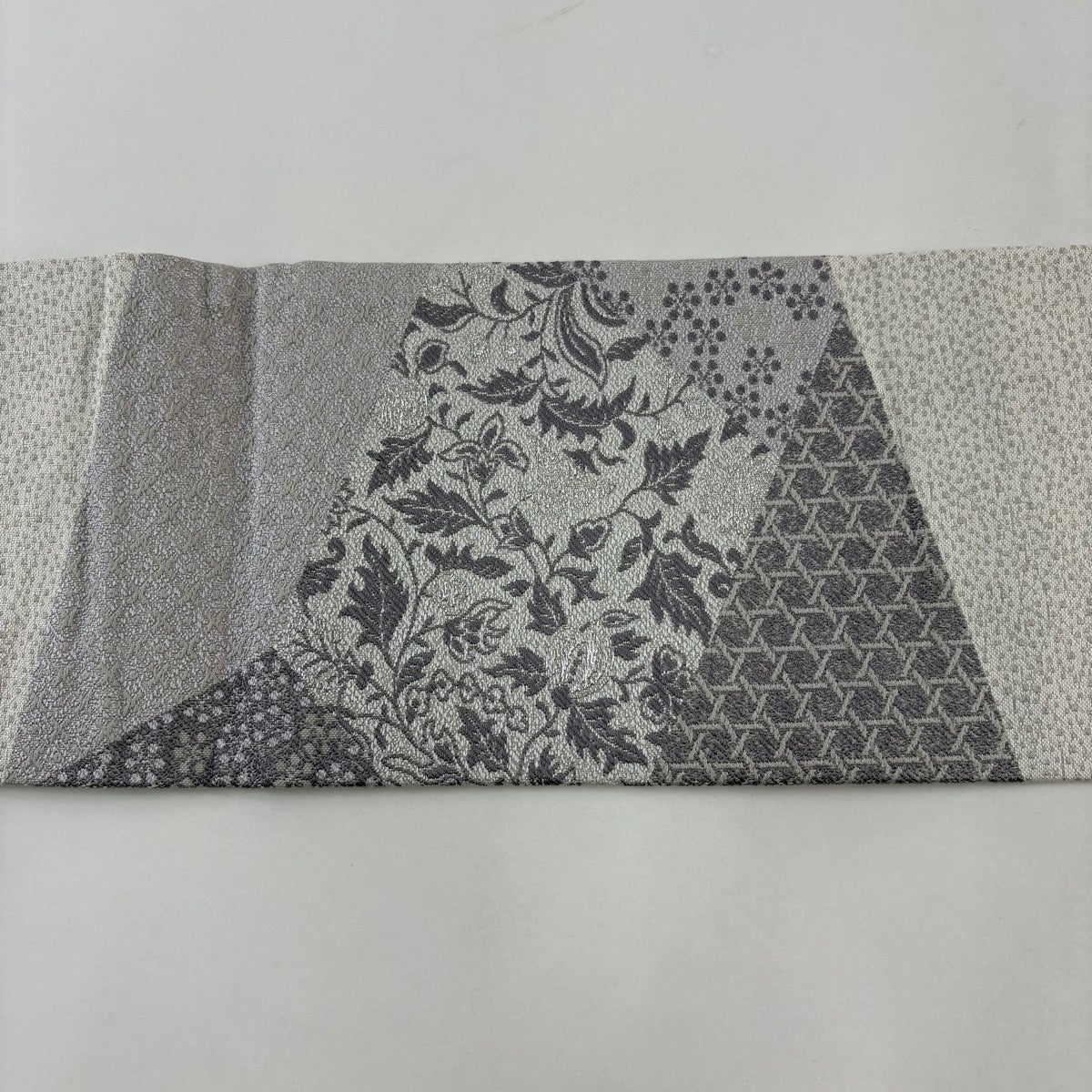 美品】 名古屋帯 秀品 草花 籠目 銀糸 灰白 正絹｜中古・古着