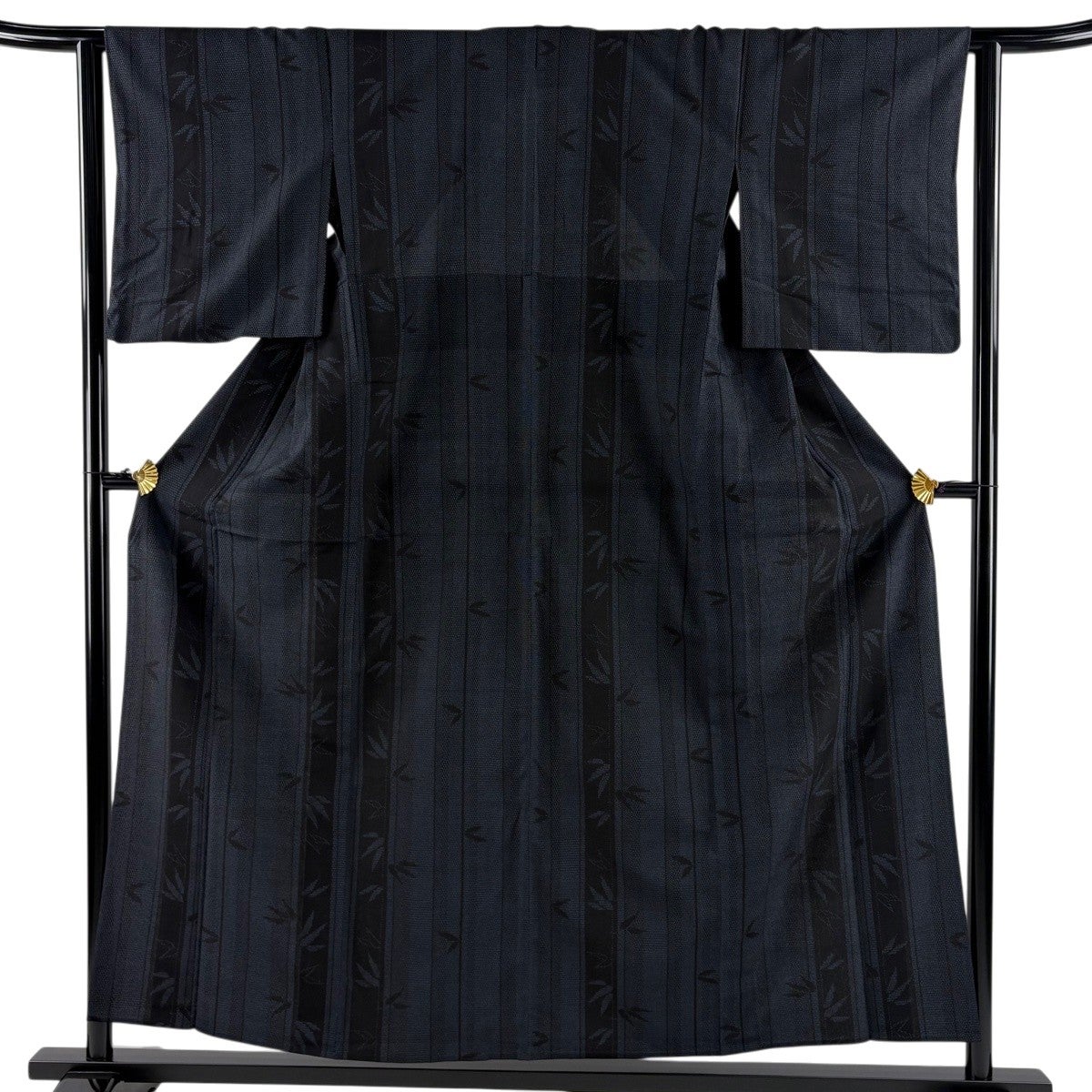 【美品】 紬 身丈158cm 裄丈65cm 正絹 名品 【中古】 美品】 紬 身丈158cm 裄丈65cm M 袷 生紬 椿 灰色 正絹 名品｜中古
