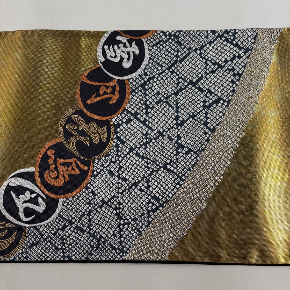 美品】 袋帯 秀品 宇繋模様 文字 金銀糸 箔 金色 お太鼓柄 正絹｜中古