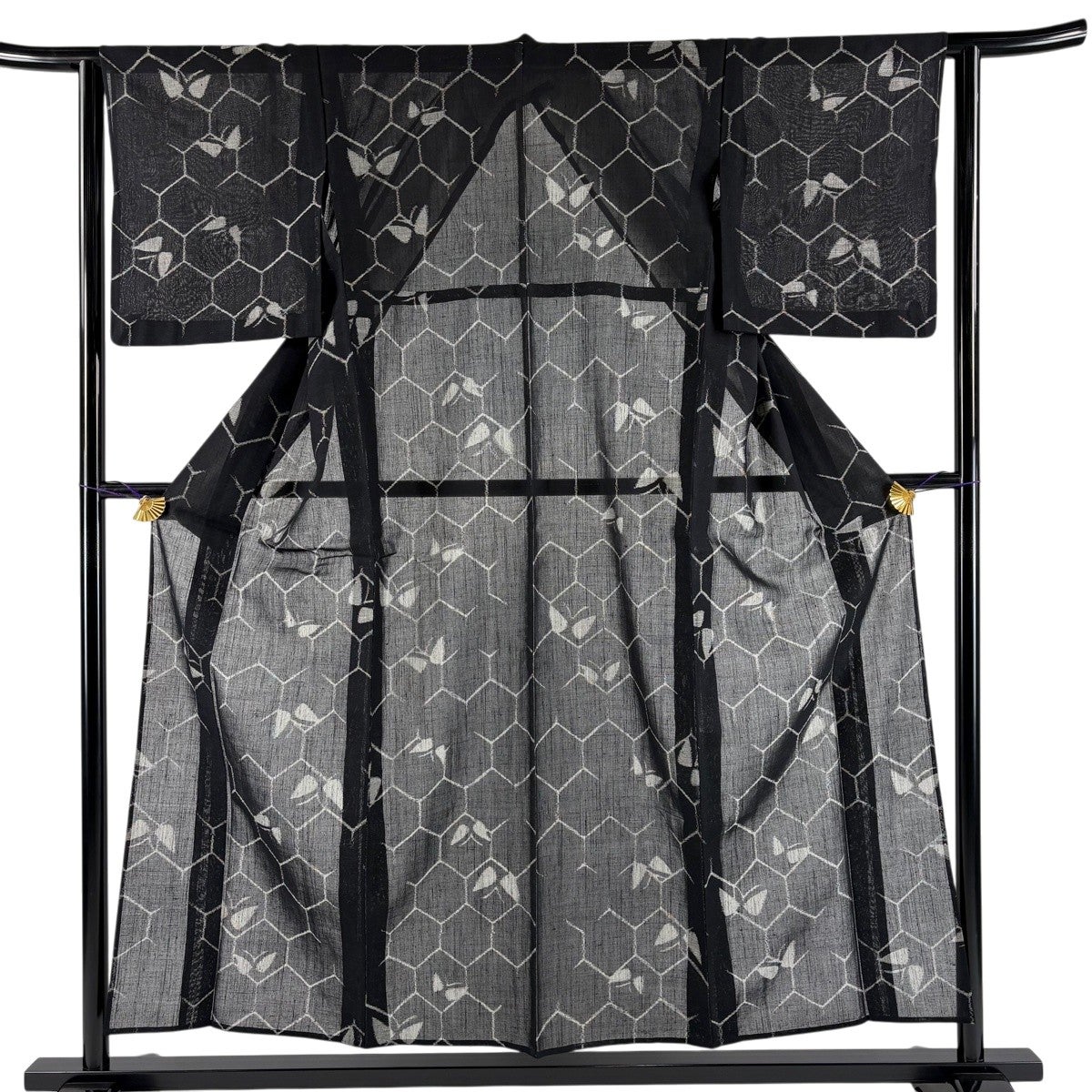 紬 身丈154.5cm 裄丈62.5cm S 薄物 夏紬 蝶 亀甲 黒 正絹 秀品｜中古