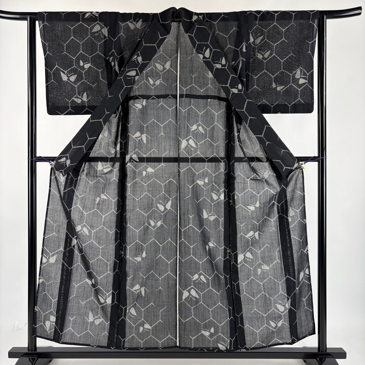 紬 身丈154.5cm 裄丈62.5cm S 薄物 夏紬 蝶 亀甲 黒 正絹 秀品｜中古