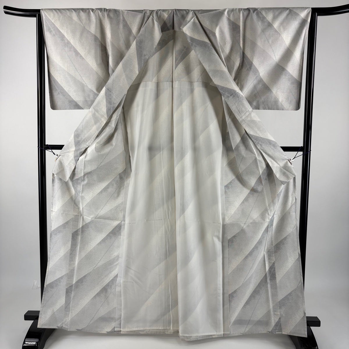 紬 身丈165.5cm 裄丈65cm M 単衣 斜縞 幾何学模様 灰白 正絹 秀品