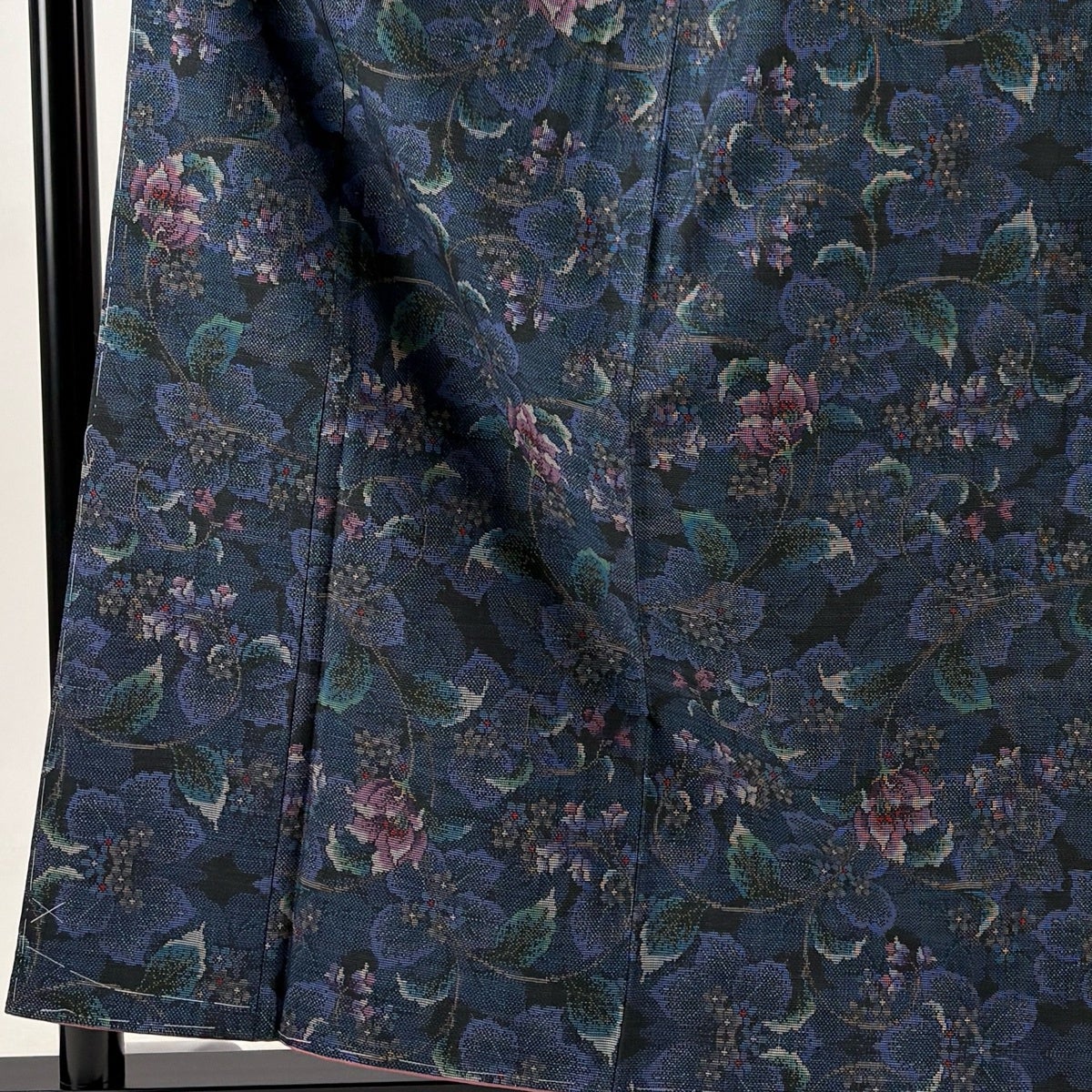 美品】 紬 身丈159cm 裄丈63.5cm S 袷 草花 紺色 正絹 秀品｜中古