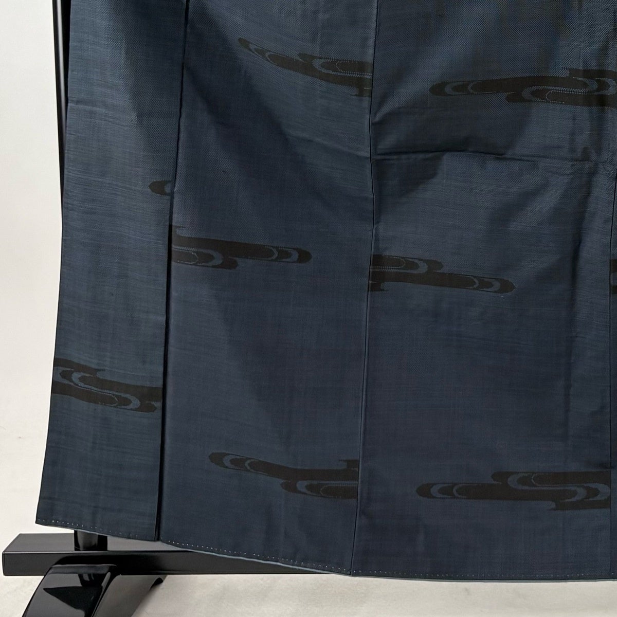 美品】 紬 身丈162.5cm 裄丈64.5cm M 袷 流水 紺色 正絹 秀品｜中古
