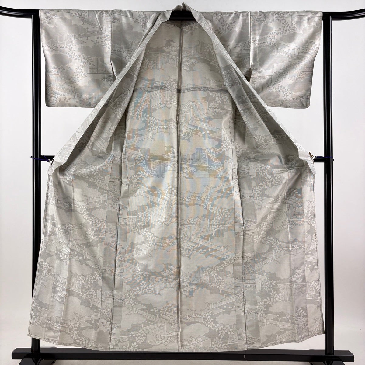 美品】 紬 身丈156.5cm 裄丈63cm S 単衣 バチ衿 雲文 松 灰色 正絹 秀