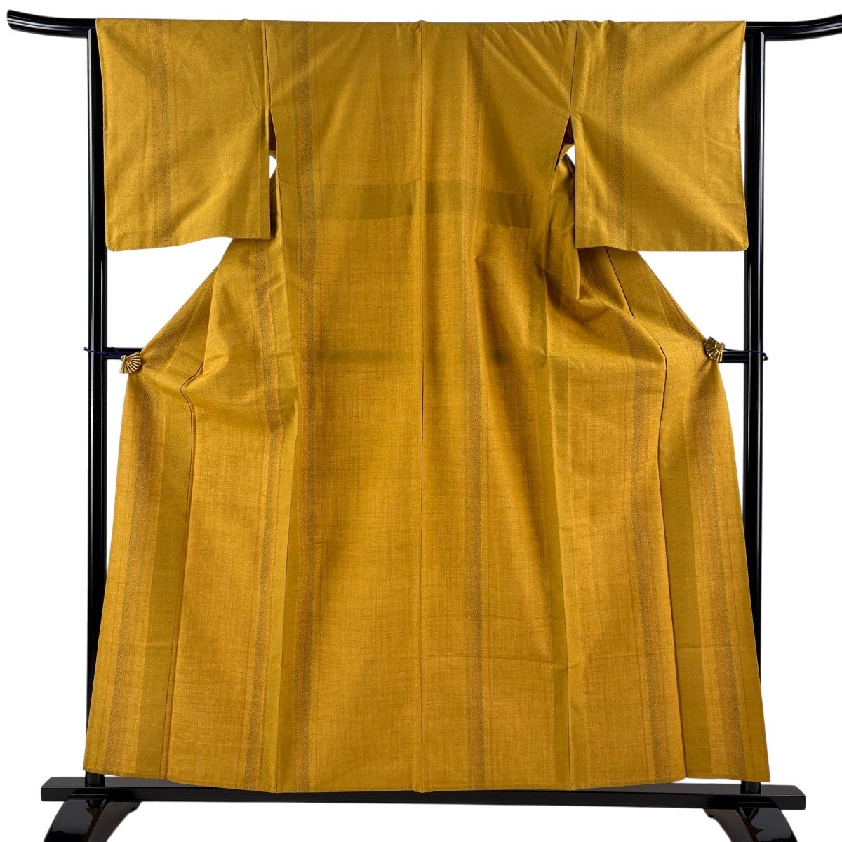 未使用　紬単衣（縦筋のような）裄64 正絹美品 美品】 紬 身丈158cm 裄丈64cm M 単衣 縦縞 山吹茶色 正絹 秀品｜中古