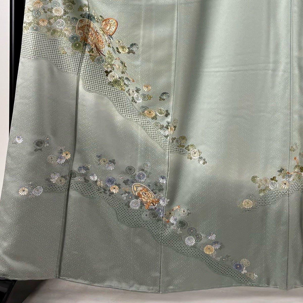 付下げ 身丈164cm 裄丈64.5cm M 袷 鏡裏文 菊 蘇州刺繍 ぼかし 薄緑