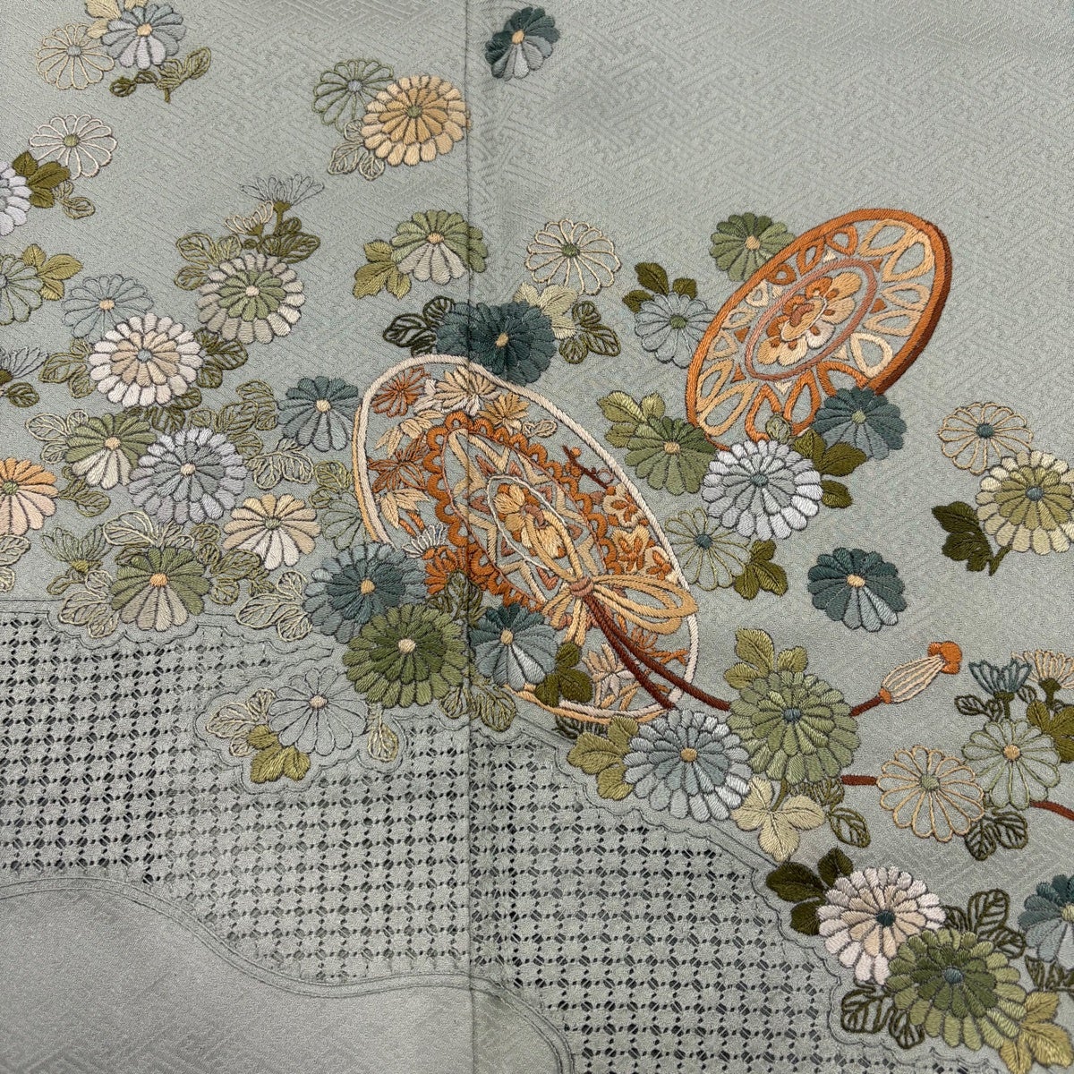 付下げ 身丈164cm 裄丈64.5cm M 袷 鏡裏文 菊 蘇州刺繍 ぼかし 薄緑