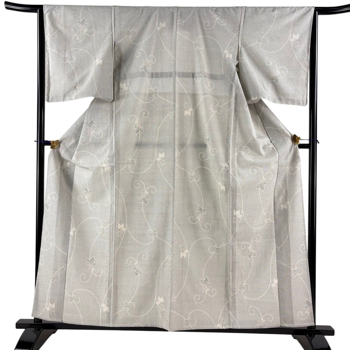 未使用品　単衣 紬 グレー 　身丈160cm 裄丈63.5cm お洒落 正絹 紬 身丈160cm 裄丈64.5cm M 単衣 花唐草 灰色 正絹 秀品｜中古・古着