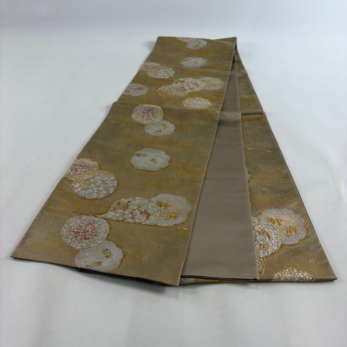 袋帯 名品 加納幸 落款あり 鈴乃屋 草花 宝尽くし 金銀糸 箔 金色