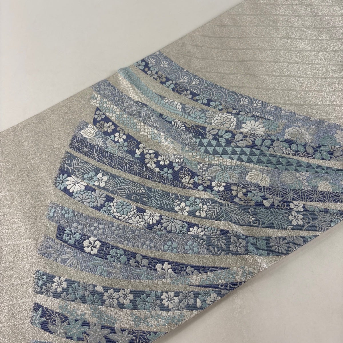 美品】 袋帯 名品 藍絹熨斗文 松竹梅 箔 唐織 灰白 六通 正絹｜中古