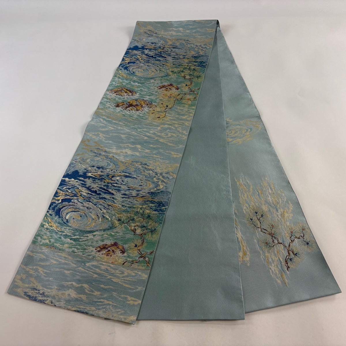 美品】 袋帯 逸品 となみ織物 落款あり 松 渦巻き 箔 金糸 水色 お太鼓