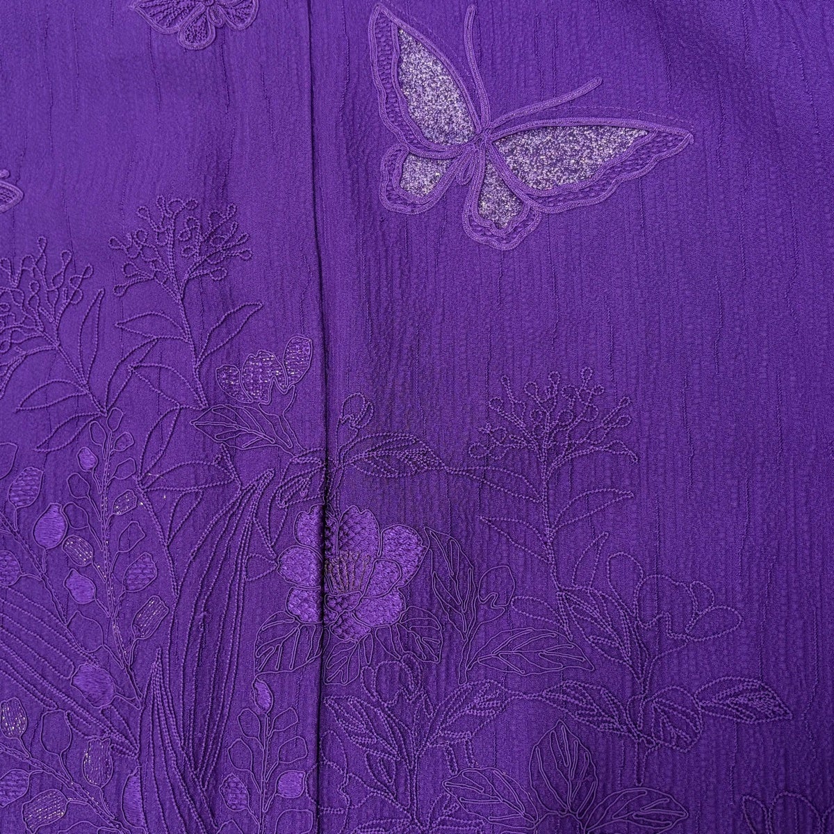 美品】 振袖 身丈154.5cm 裄丈64cm M 袷 やまと 蝶 草花 刺繍 箔 紫