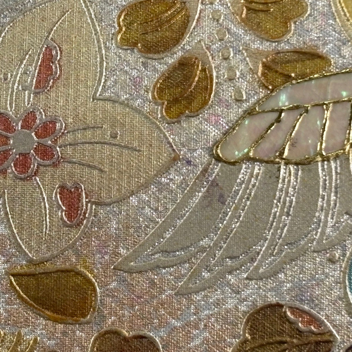 ☆ 袋帯 鳥に煌びやかな華柄模様 金銀彩 銀色 O-6112 美品】 袋帯 名品 鶴 草花 螺鈿 金銀彩 銀色 お太鼓柄 正絹｜中古