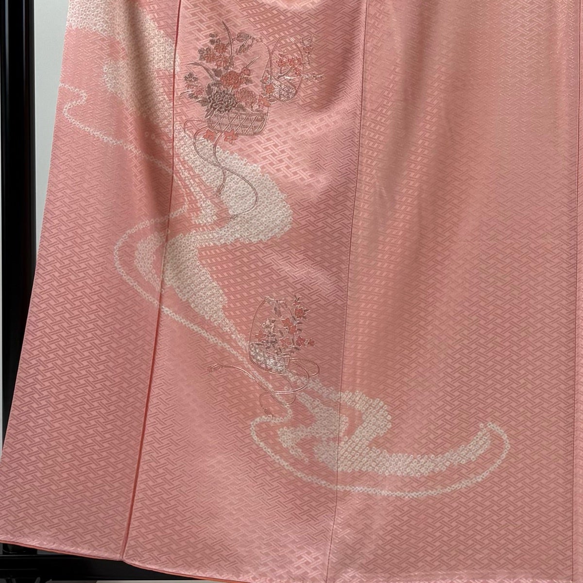 美品】 付下げ 身丈160cm 裄丈63.5cm S 袷 花籠 流水 刺繍 銀糸 ピンク