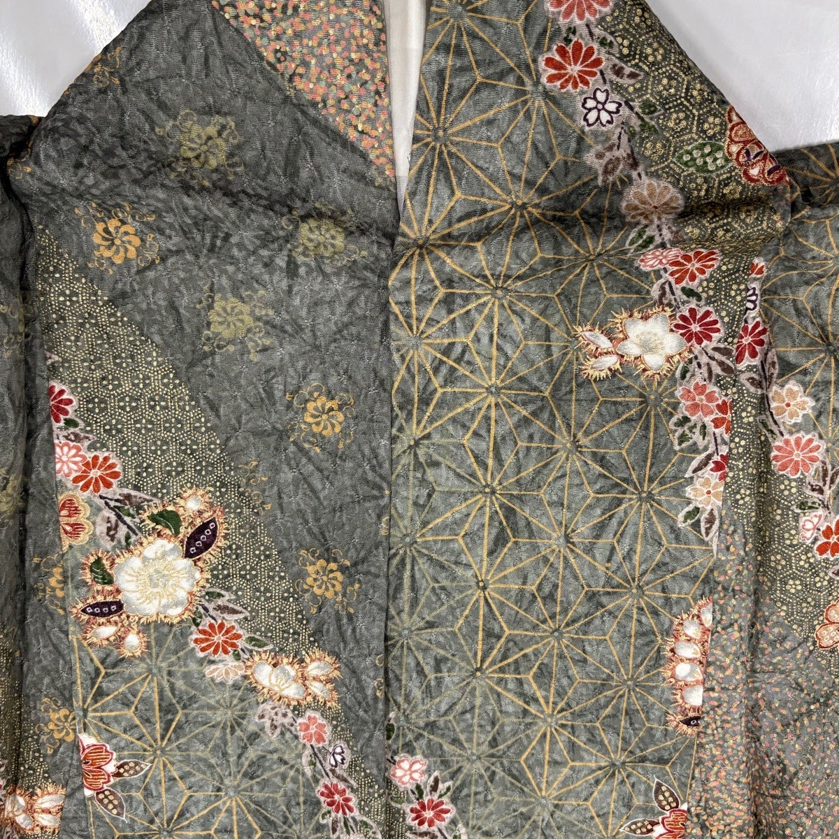 美品】 小紋 身丈162cm 裄丈64cm M 袷 桜 麻の葉 金彩 灰緑 正絹 優品