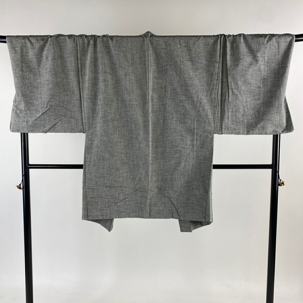 男着物 身丈150.5cm 裄丈76cm L アンサブル紬 黒灰 正絹 名品|中古