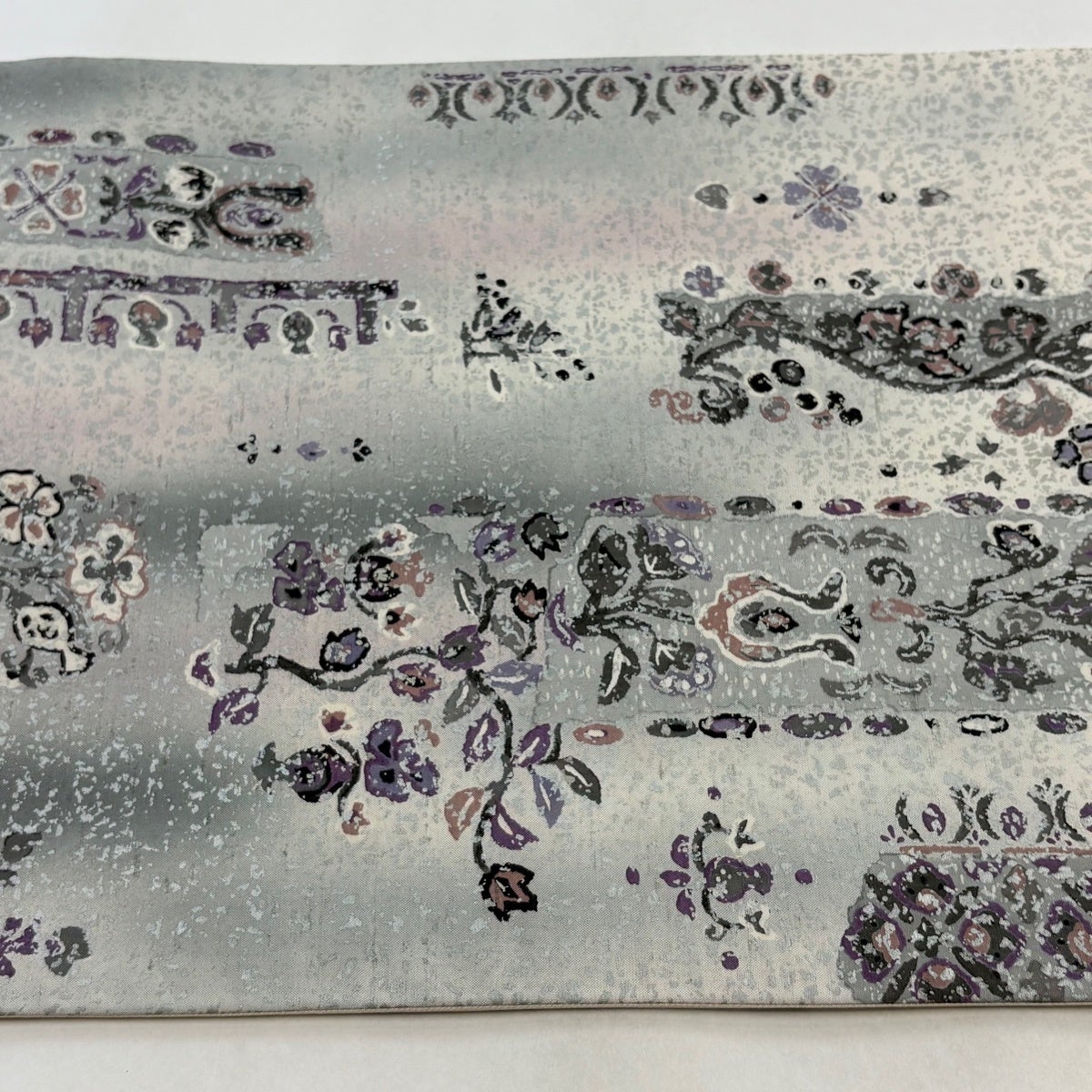 美品】 袋帯 逸品 落款あり 牛首紬地 草花 銀彩 ぼかし 灰白 お太鼓柄