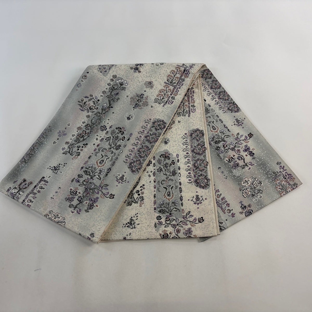 美品】 袋帯 逸品 落款あり 牛首紬地 草花 銀彩 ぼかし 灰白 お太鼓柄