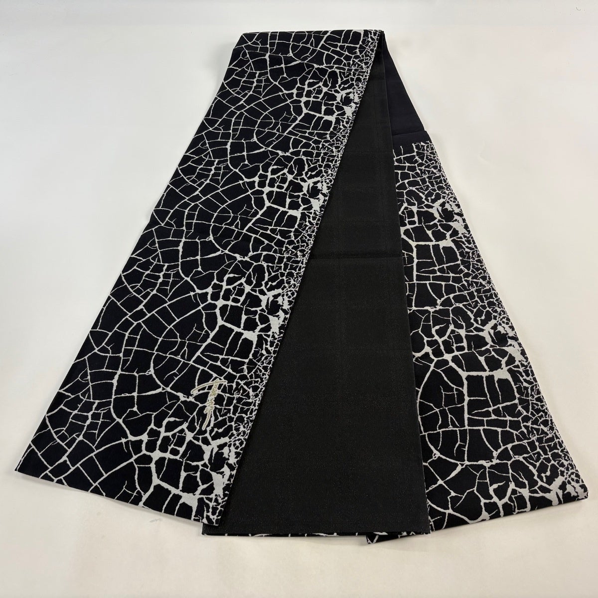 ♦️逸品　幾何学模様　洒落袋の作り帯 美品】 袋帯 逸品 斉藤上太郎 落款あり 幾何学模様 黒 六通 正絹｜中古