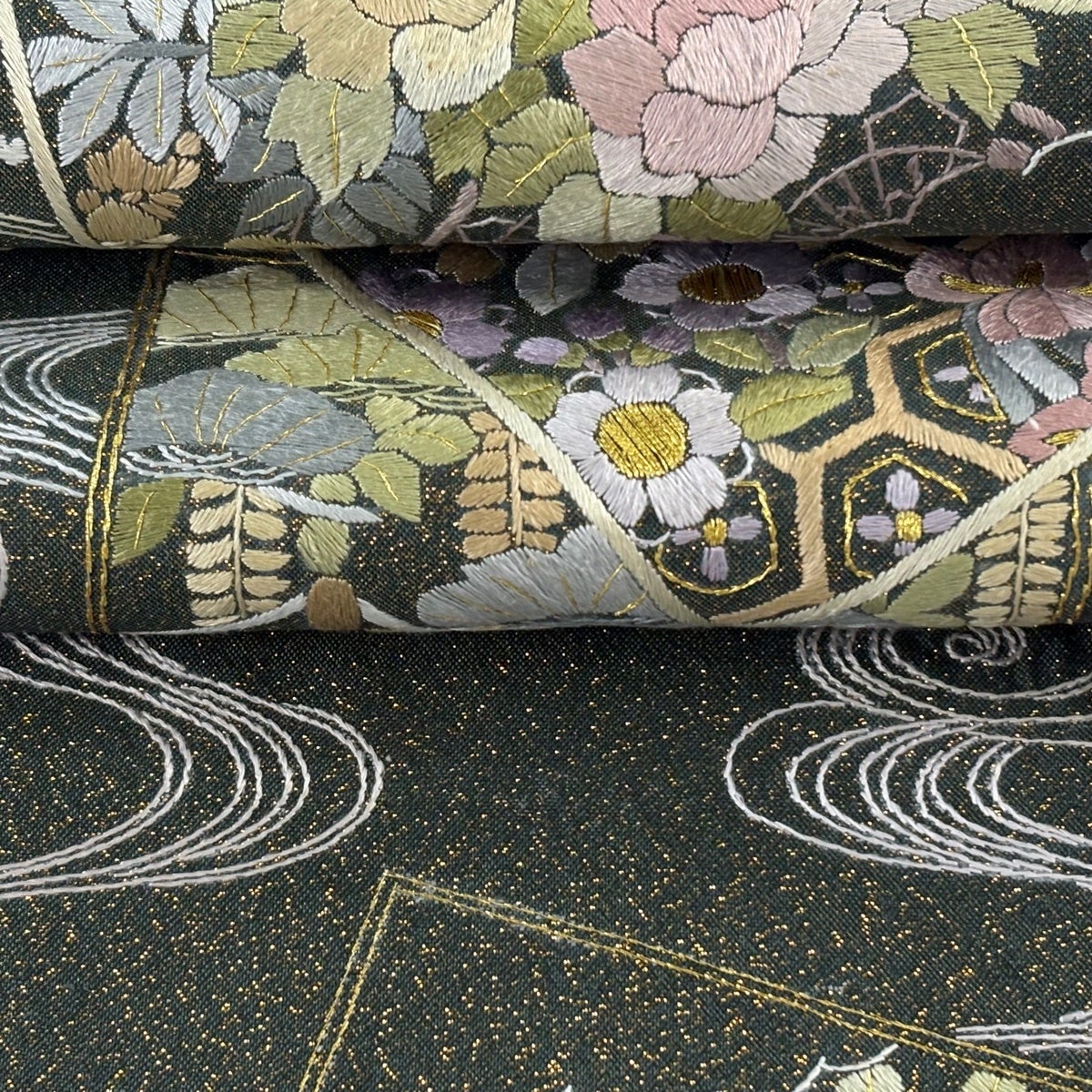 美品】 袋帯 逸品 草花 蝶 金糸 刺繍 深緑 六通 正絹｜中古・古着