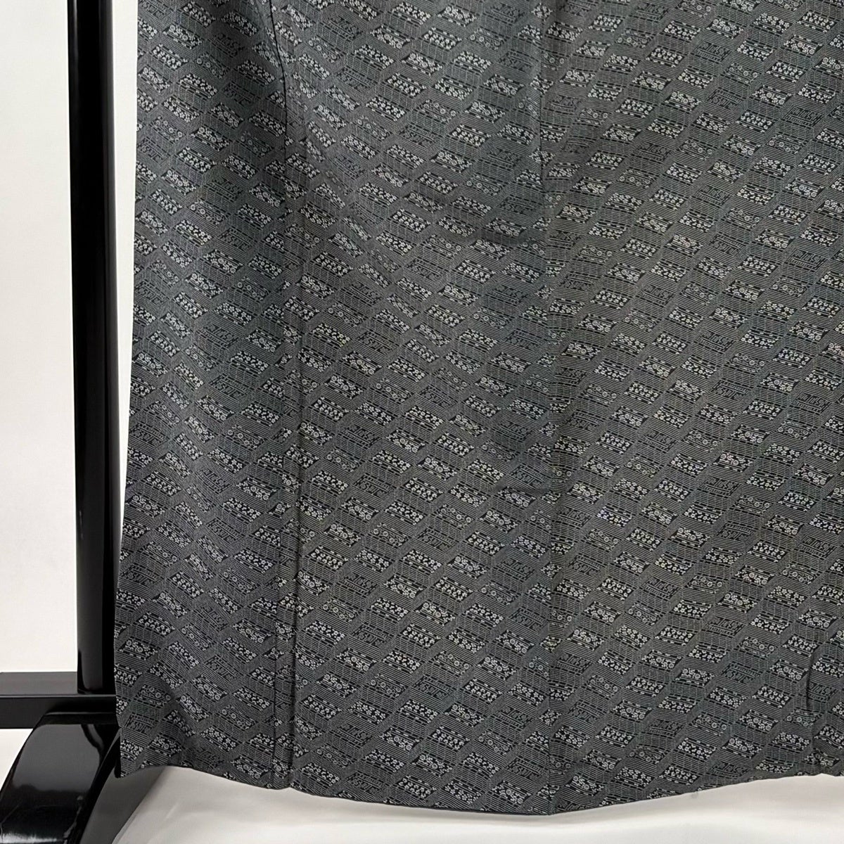 美品】 小紋 身丈165.5cm 裄丈65cm M 袷 草花 幾何学 黒灰 正絹 秀品
