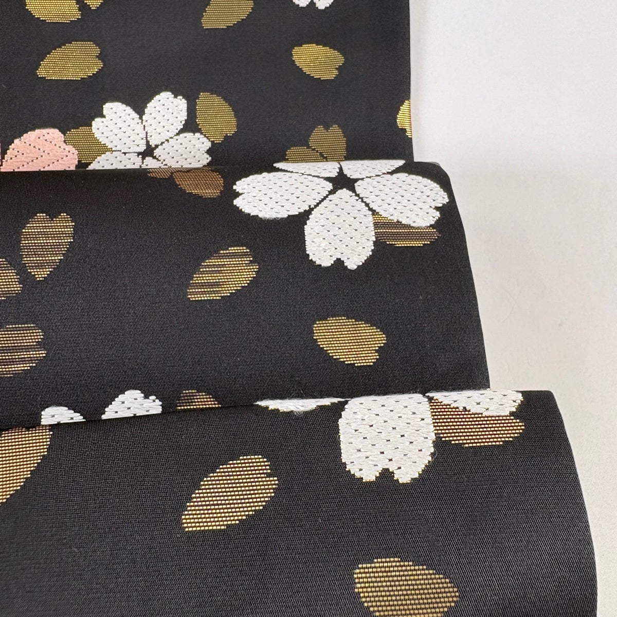 美品】 開き名古屋帯 名品 桜 桜の花びら 唐織 箔 黒 正絹｜中古・古着