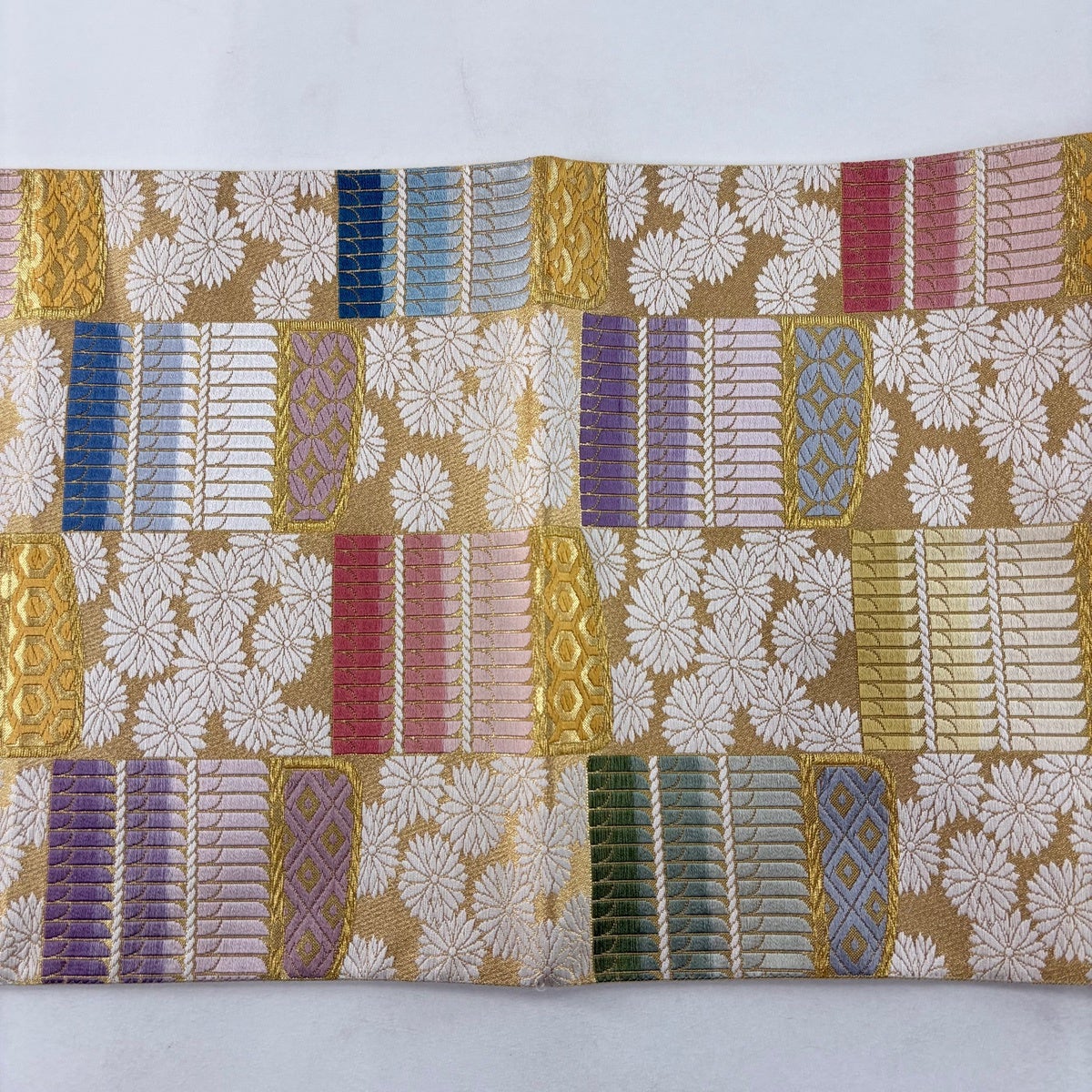 美品】 袋帯 名品 鈴乃屋 鎧威 菊 金糸 箔 ベージュ 六通 正絹｜中古