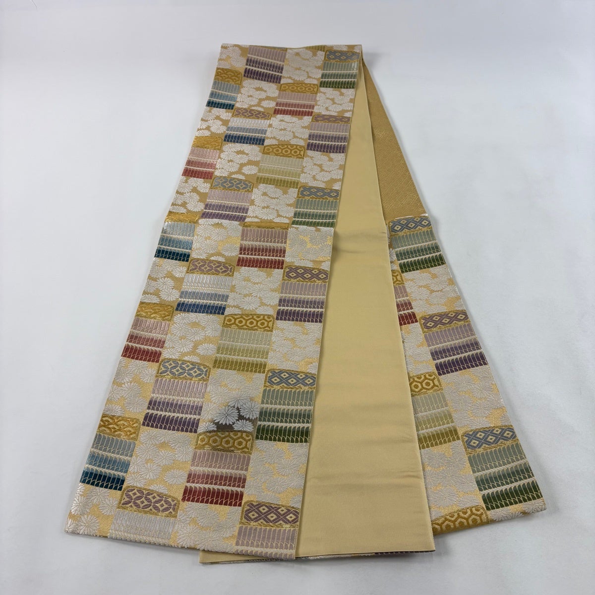 美品】 袋帯 名品 鈴乃屋 鎧威 菊 金糸 箔 ベージュ 六通 正絹｜中古
