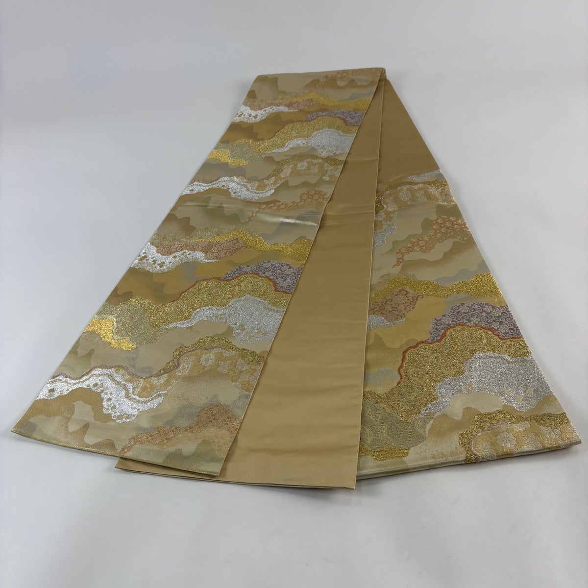 ☆ 袋帯 花唐草模様 金銀糸 パステルカラー O-5001 50%OFF 袋帯 秀品 花唐草 道長取 金銀糸 箔 金色 六通 正絹 K50｜中古