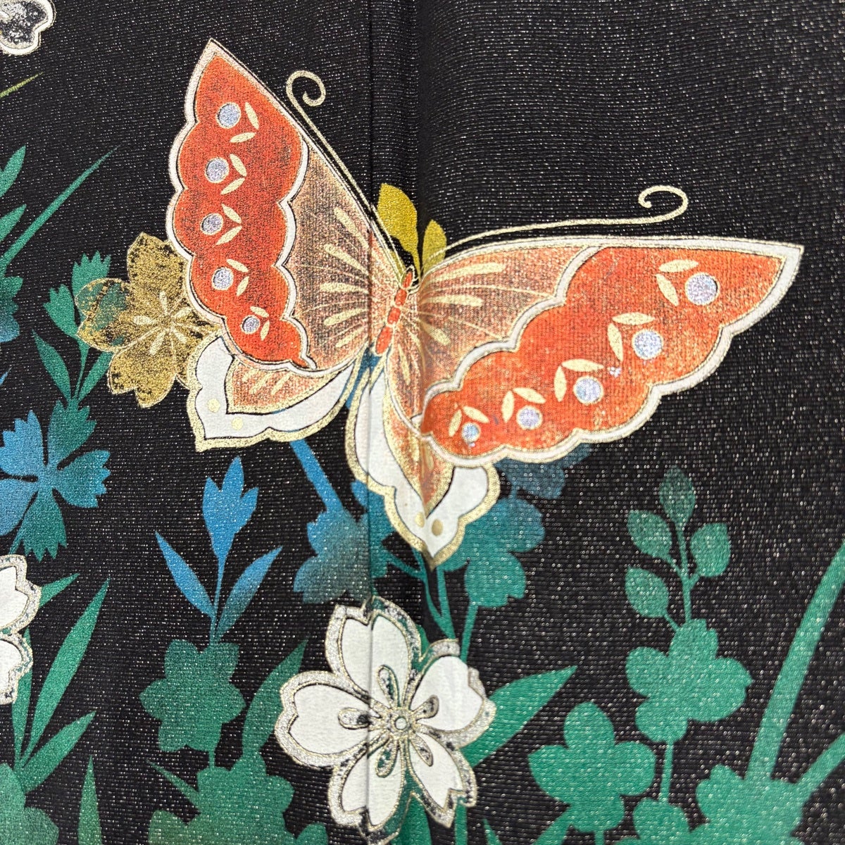 振袖No.2【身長150㎝〜160㎝の方向け】黒地に花模様　蝶々金彩　正絹 振袖 身丈164cm 裄丈68cm L 袷 蝶 桜 金通し 金銀彩 黒 正絹 名品