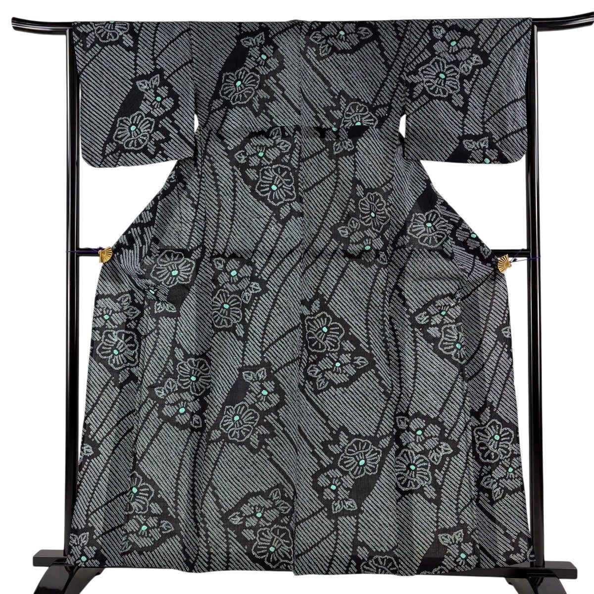 浴衣　浴衣単品　絞り　綿　裄丈約67.5 身丈約156 50%OFF 【美品】 浴衣 身丈162cm 裄丈64cm M 絞り浴衣 草花 黒 綿 名品