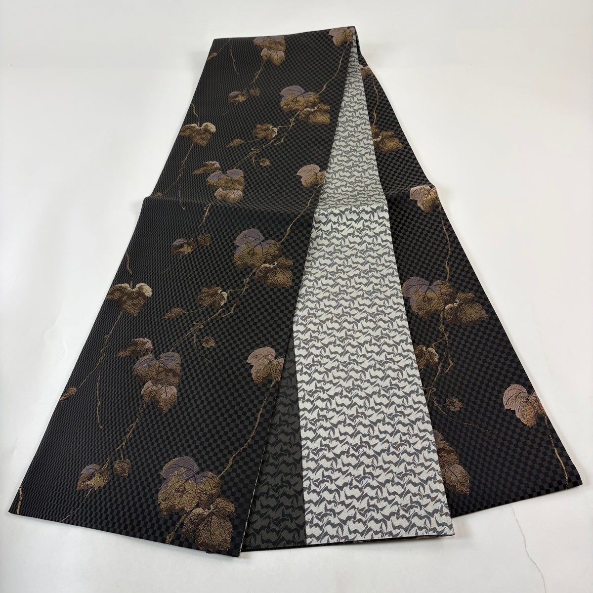 美品 金の蔵屋】 希少な逸品 未使用 美品 正絹 袋帯 墨色地 ペルシャ唐花模様 極細相良刺繍 相良刺繍二百萬粒 箱付き 中国三大刺繍 上代200万円