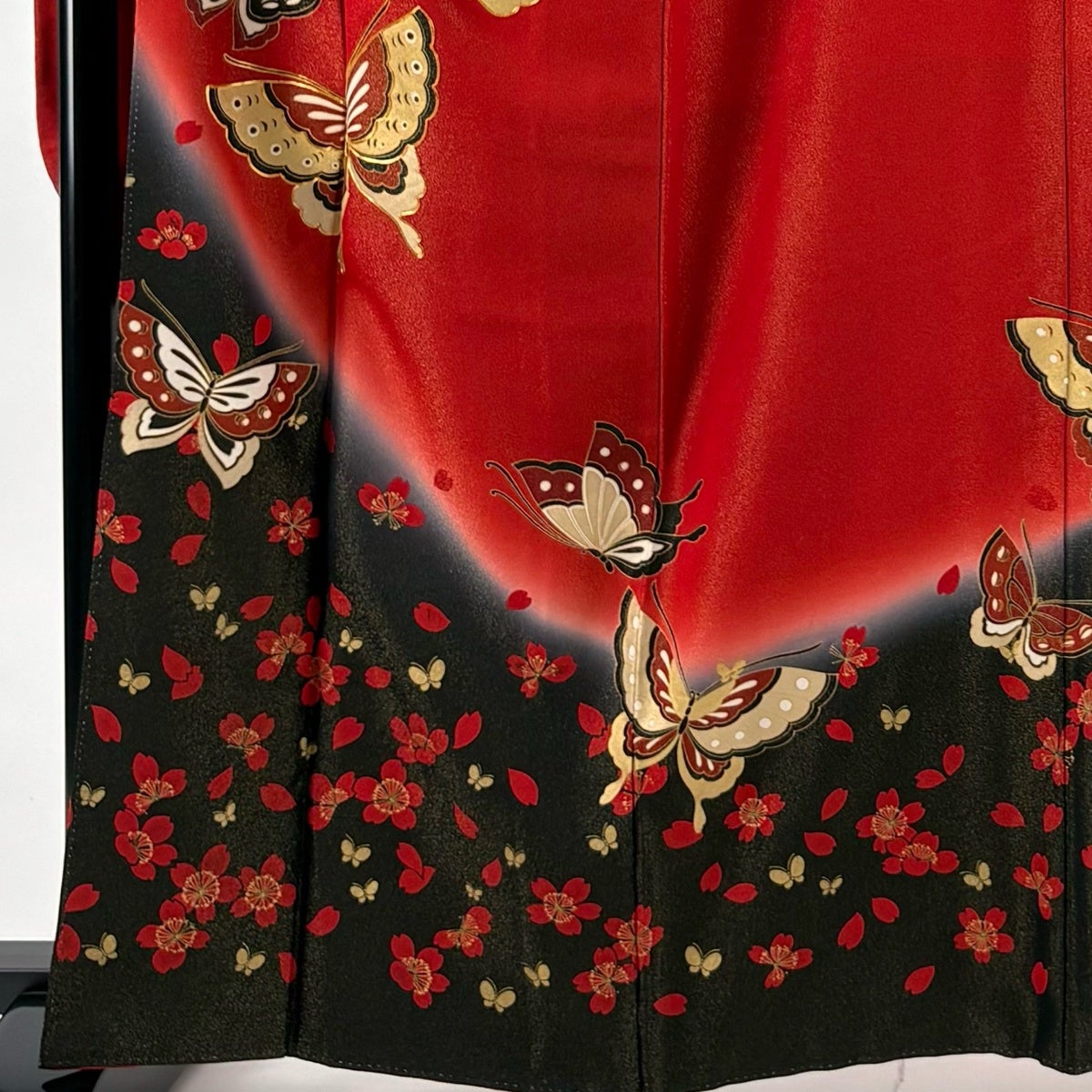 振袖 身丈163cm 裄丈68cm L 袷 蝶 桜 金通し 金彩 赤 正絹 名品｜中古