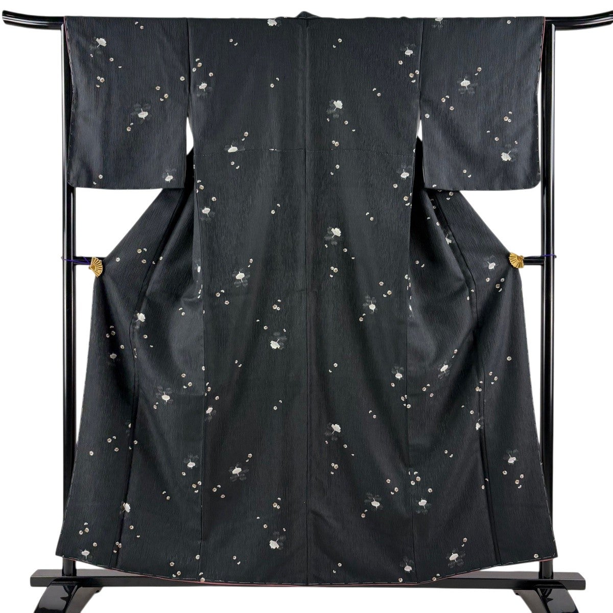 美品　縮緬小紋　丈162.5 裄67.5 美品】 小紋 身丈157.5cm 裄丈64.5cm M 袷 駒 花 黒 化繊 秀品｜中古