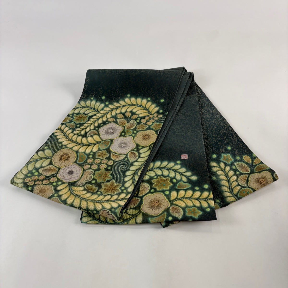 美品】 袋帯 名品 落款あり 草花 金糸 絞り 深緑 お太鼓柄 正絹｜中古