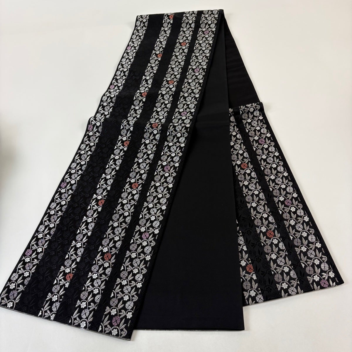 美品】 袋帯 名品 笹蔓 縞 銀糸 黒 六通 正絹｜中古・古着・リサイクル