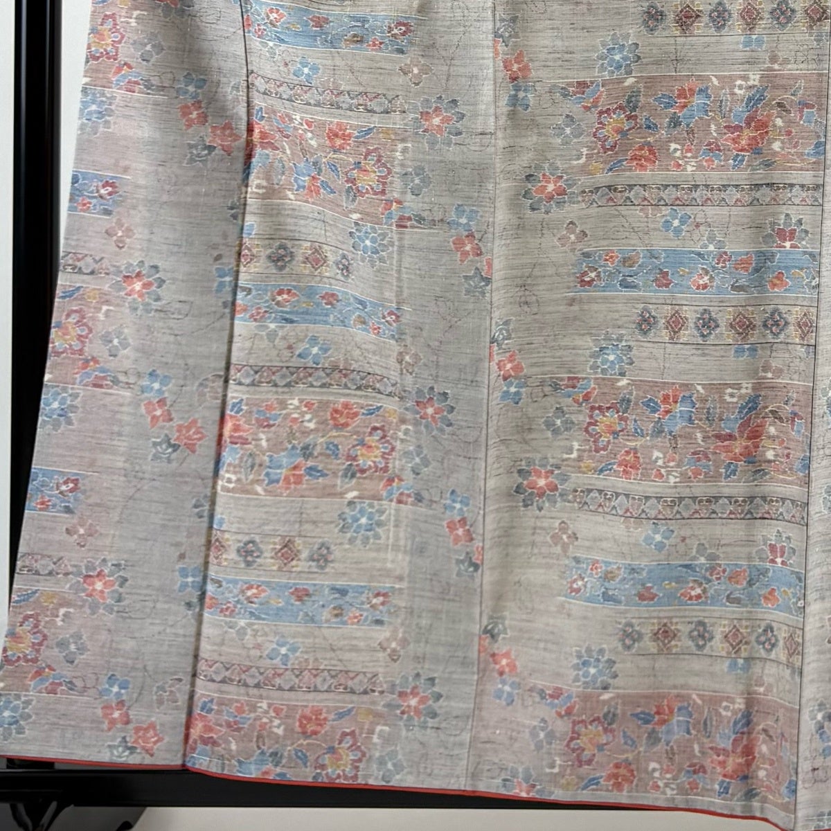 美品】 紬 身丈161cm 裄丈67.5cm L 袷 小千谷紬 証紙あり 草花 灰紫