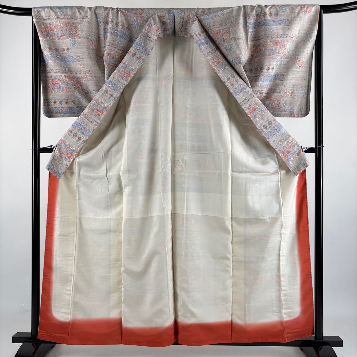 美品】 紬 身丈161cm 裄丈67.5cm L 袷 小千谷紬 証紙あり 草花 灰紫
