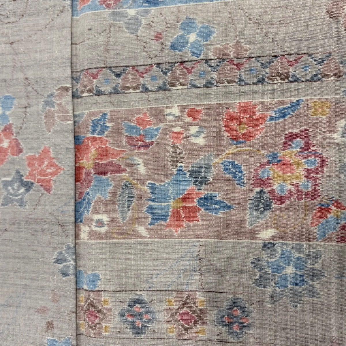 美品】 紬 身丈161cm 裄丈67.5cm L 袷 小千谷紬 証紙あり 草花 灰紫