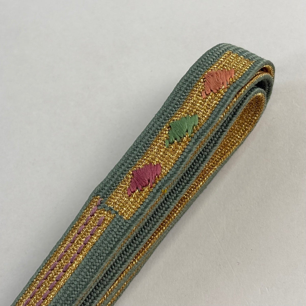 美品】帯締め 優品 幾何学 刺繍 金糸 灰緑 正絹 和装小物｜中古・古着
