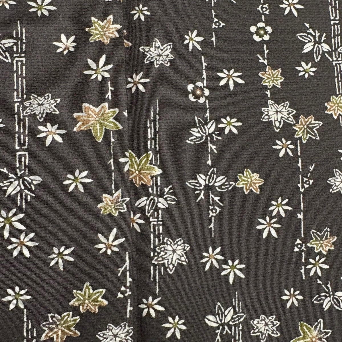 美品】 小紋 身丈156cm 裄丈62cm S 袷 楓 草花 縮緬 焦茶色 正絹 優品